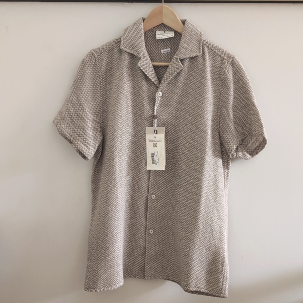 LARSSON & CO | Men's Light Brown/White Herringbone Resort Collared Shirt